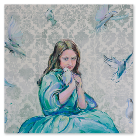 Vor blau-grün-grauer Mustertapete, Mädchen mit Vogel in der Hand in blaugrüne Kleid. Viele fliegende blaugraue Tauben vor Hitergrund verteilt.